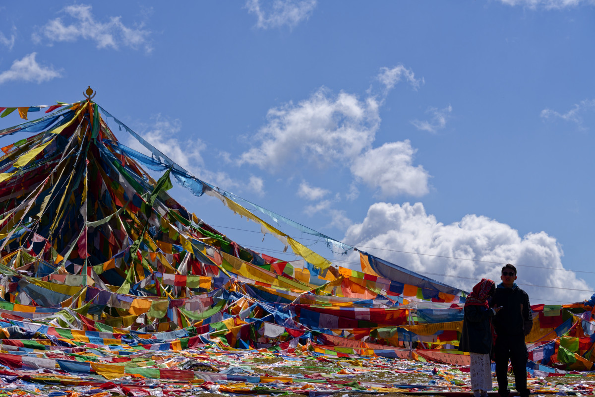不知道是什么帐篷，旁边有人在烧纸